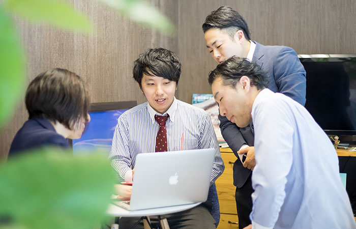 大阪市の現場で実践型マーケティングを学ぶ若手スタッフの研修風景