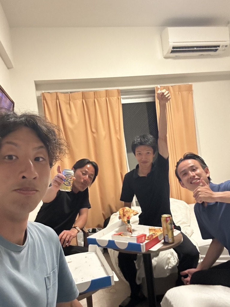 出張先のホテルで、メンバー達がピザで打ち上げ